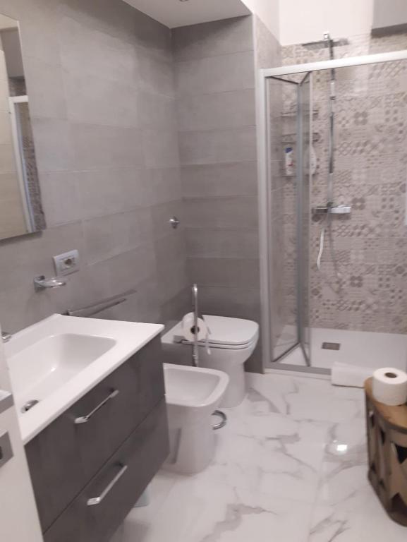 Bagno con doccia, Mare di Roma 1