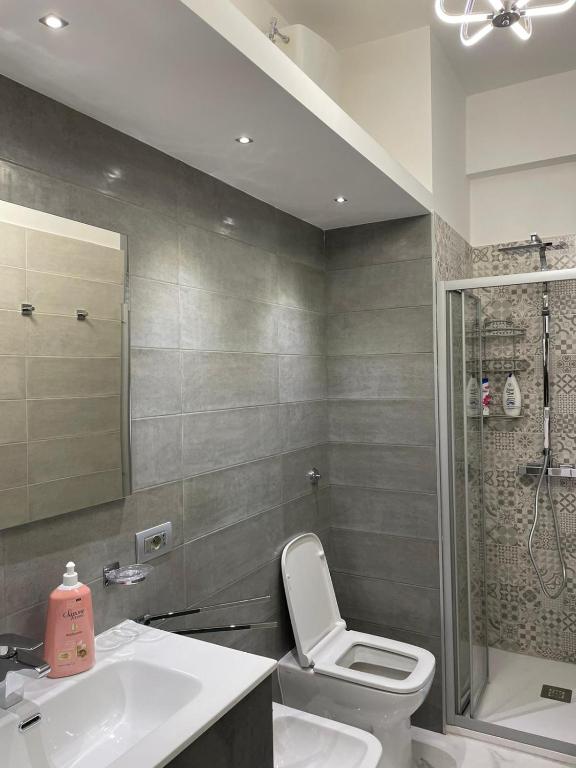 Bagno moderno con doccia, appartamento Mare di Roma