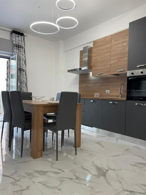 Cucina attrezzata con tavolo, Mare di Roma 1