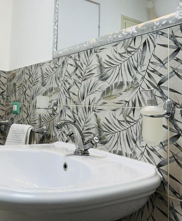 Bagno moderno con doccia, appartamento Mare di Roma