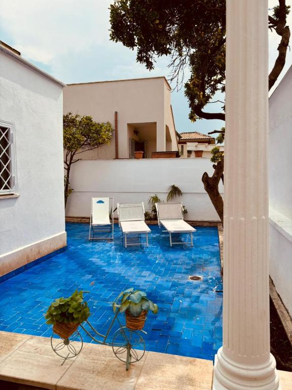 Cortile con lettini prendisole, Mare di Roma 2