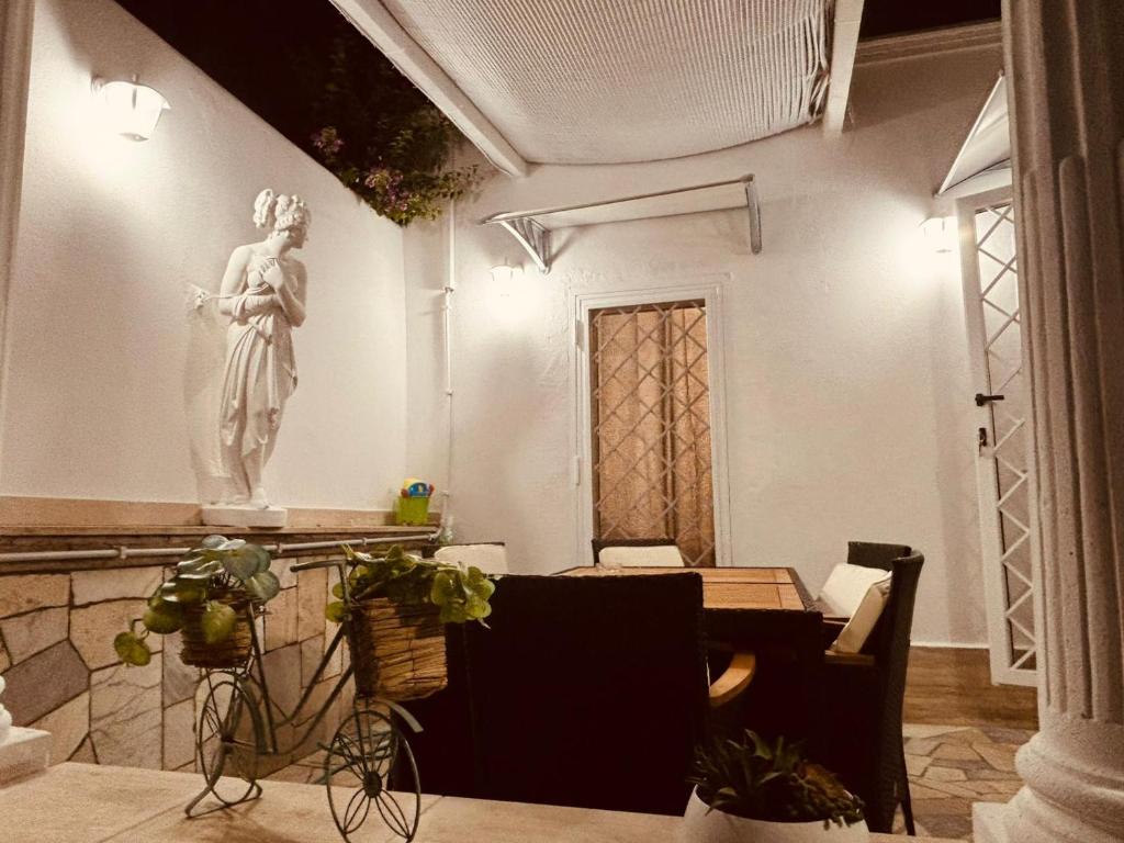 Cortile interno con statua, Mare di Roma 2