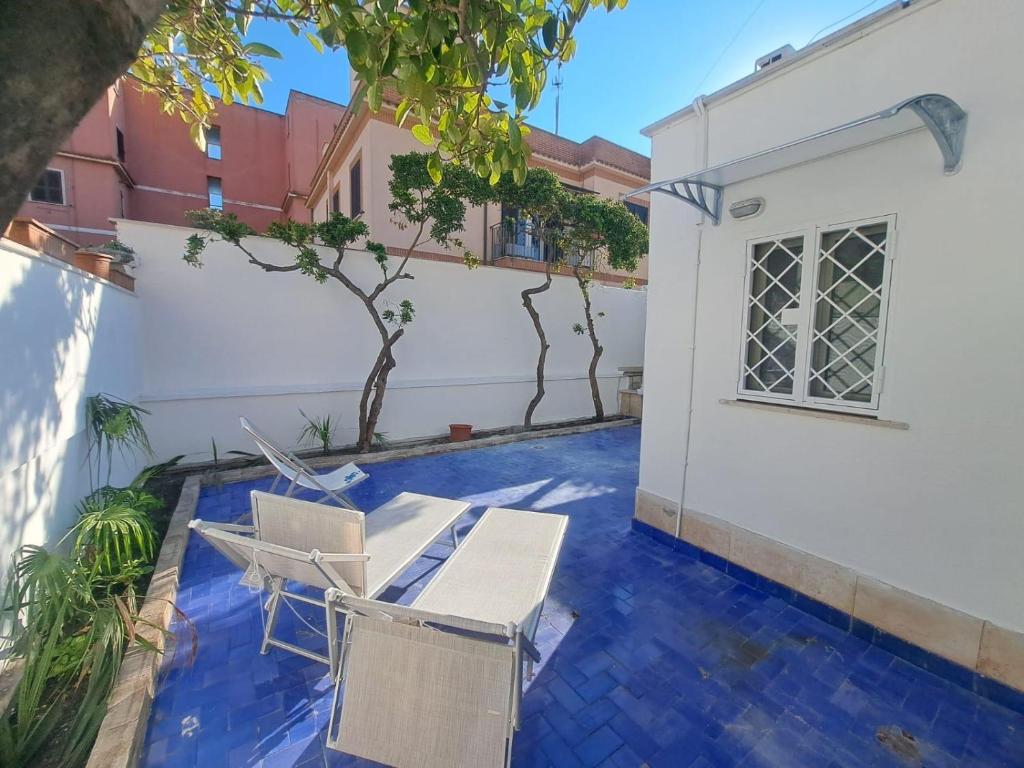Esterno con patio blu, Mare di Roma 2 a Lido di Ostia