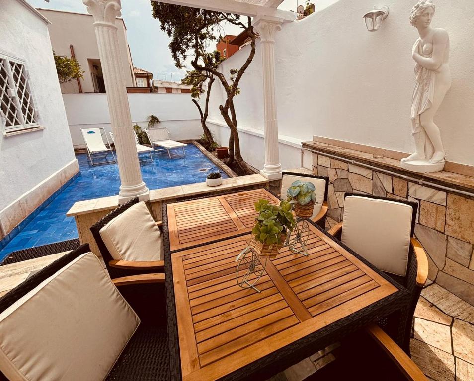 Zona pranzo esterna nel patio, Mare di Roma 2